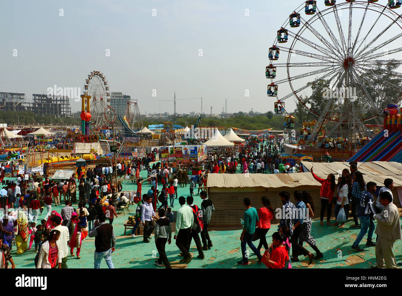 Besucher erfreuen sich am großen Schaukeln/Riesenrad in Surajkund Handwerk Messe 2017. Stockfoto