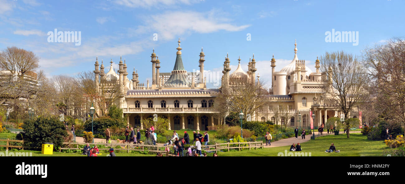 Brighton, Vereinigtes Königreich - 16. April 2012: Panoramablick auf Touristen auf dem Rasen einen Frühlingstag vor der historischen Brighton Pavillon genießen. Stockfoto