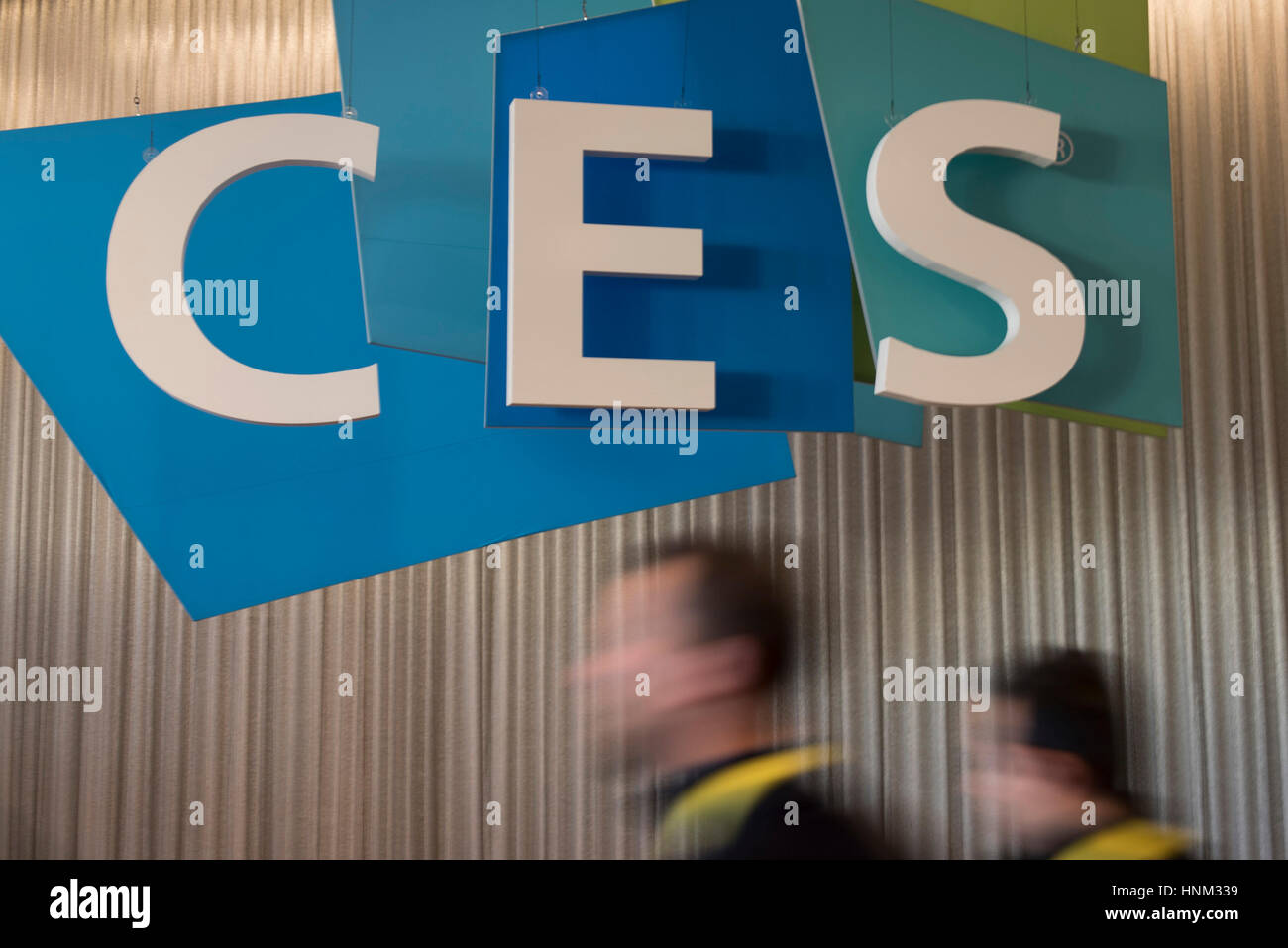 Die Teilnehmer kommen auf der International Consumer Electronics Show (CES) in Las Vegas, Nevada, USA, 6. Januar 2017. Stockfoto