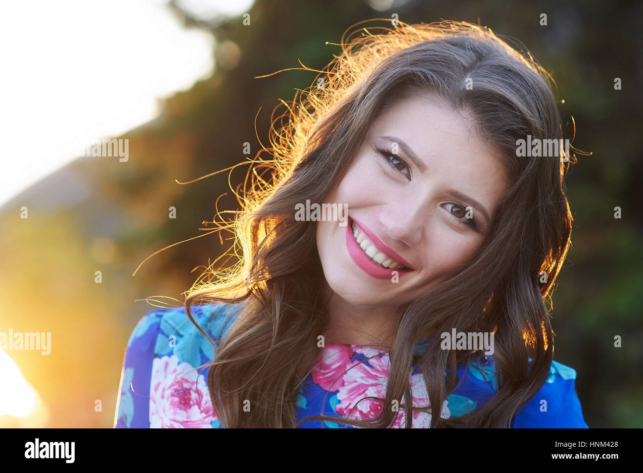Glückliche junge Frau zu Fuß in einen Sommerpark Stockfoto