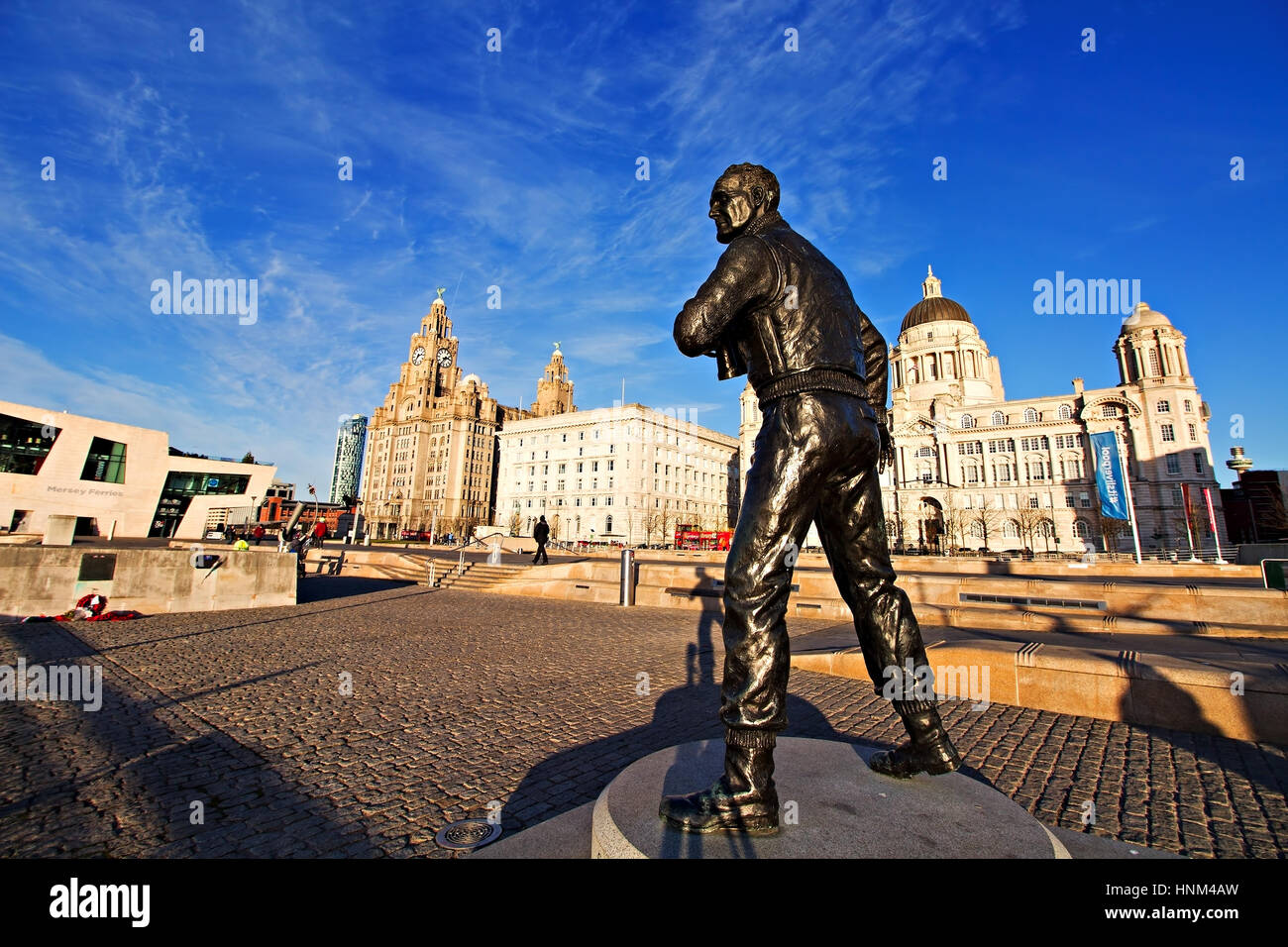 LIVERPOOL UK, 5. JANUAR 2017. Statue von Captain Frederick "Johnnie" Walker Blick auf das Meer bei Liverpool Pier Head Stockfoto