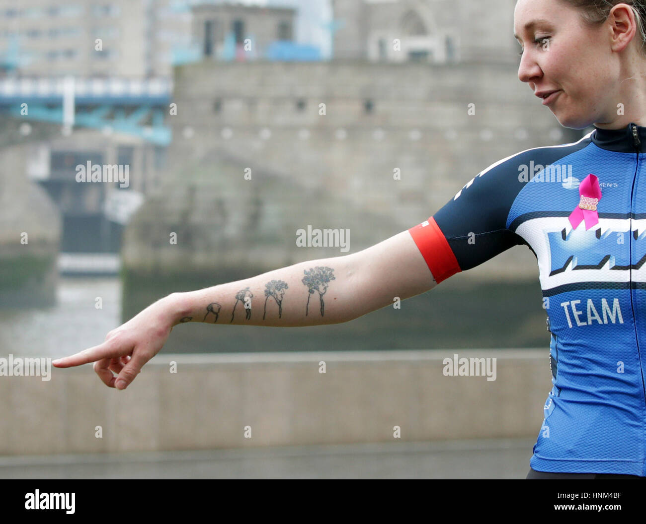 Olympisches Gold Rad Olympiasieger Katie Archibald Rechts Und Profi Radrennfahrer Abi Van Twisk Wer Fur Tropfen Cycling Team Bei Einem Fototermin Reitet Fur Die Vorschau Der 2017 Frauen Radtour An Der Tower Bridge London