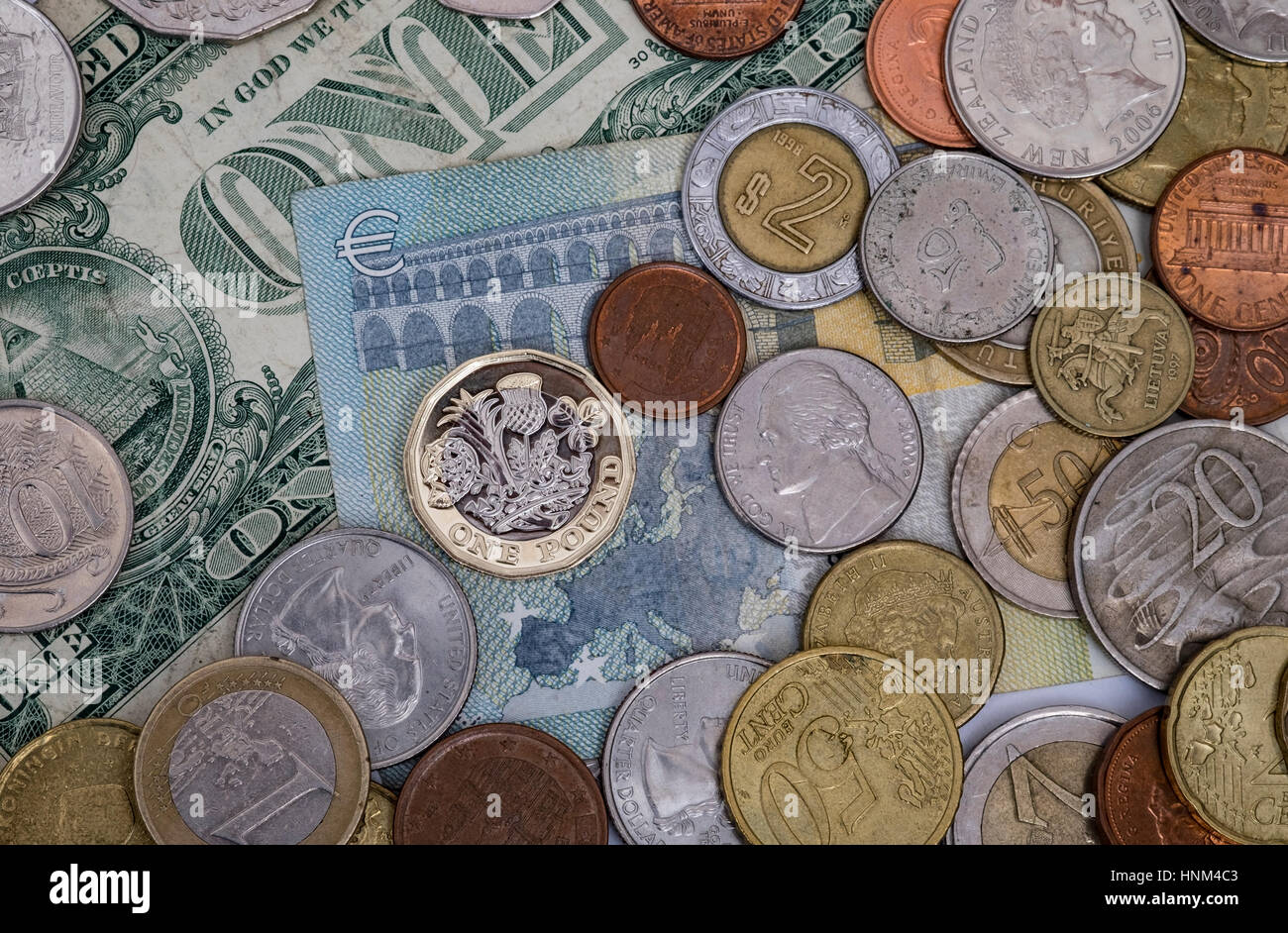 Neue Pfund-Münze vor Hintergrund der Währungen Nachspeisen Yuan, Dollar und euro Stockfoto