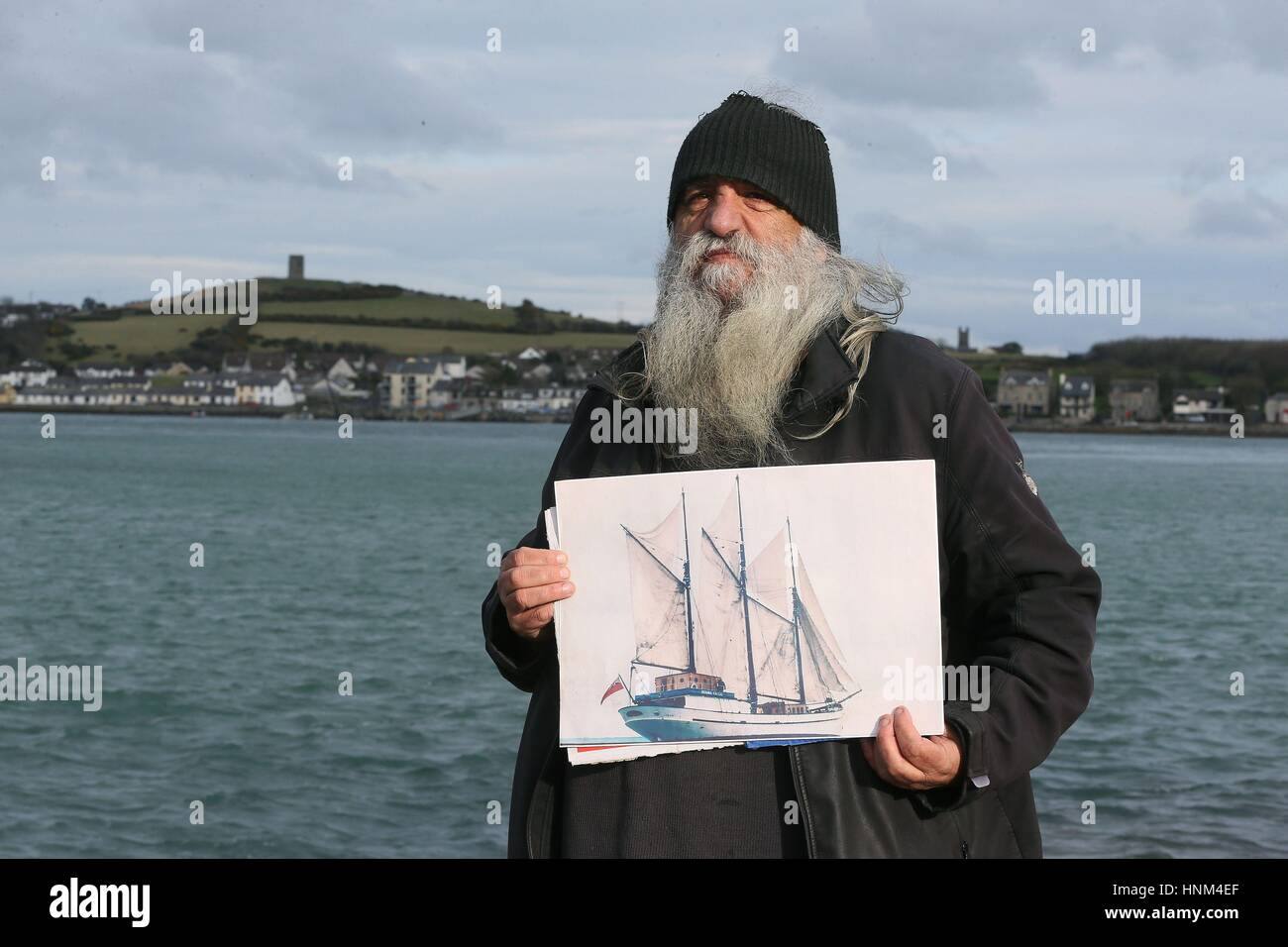 William Mulhall, Besitzer der historischen hoch Schiff Regina Caelis, die am Kai in Portaferry, County Down im letzten Monat sank hält ein Foto des Schiffes am Strangford Lough, wo das Schiff bleibt, wie er die Königin von Dänemark für angesprochen hat helfen, um es zu erhöhen. Stockfoto