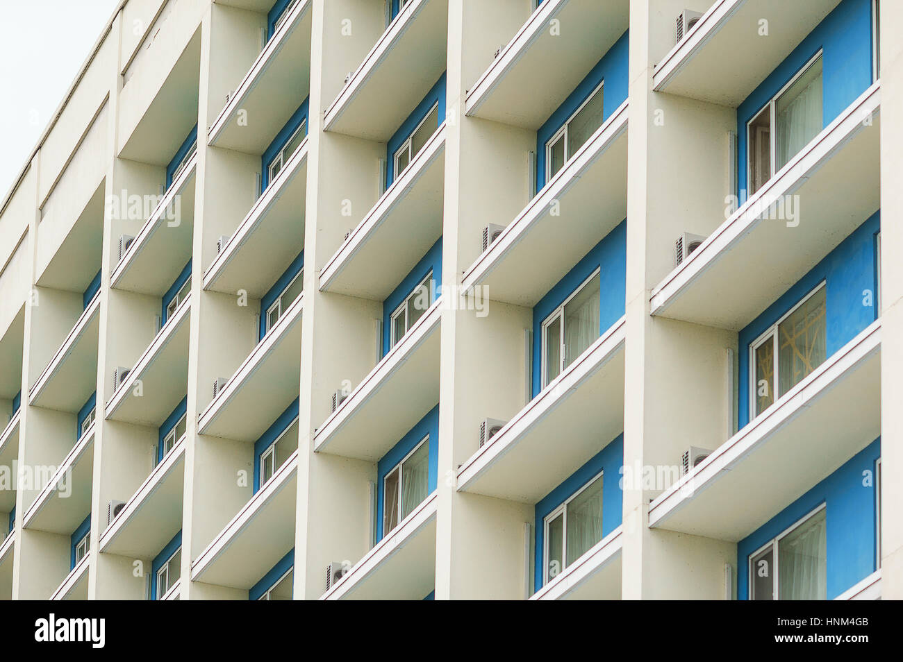 Bestandteil einer modernen mehrstöckigen Bürogebäude mit Balkonen und Fenstern Stockfoto