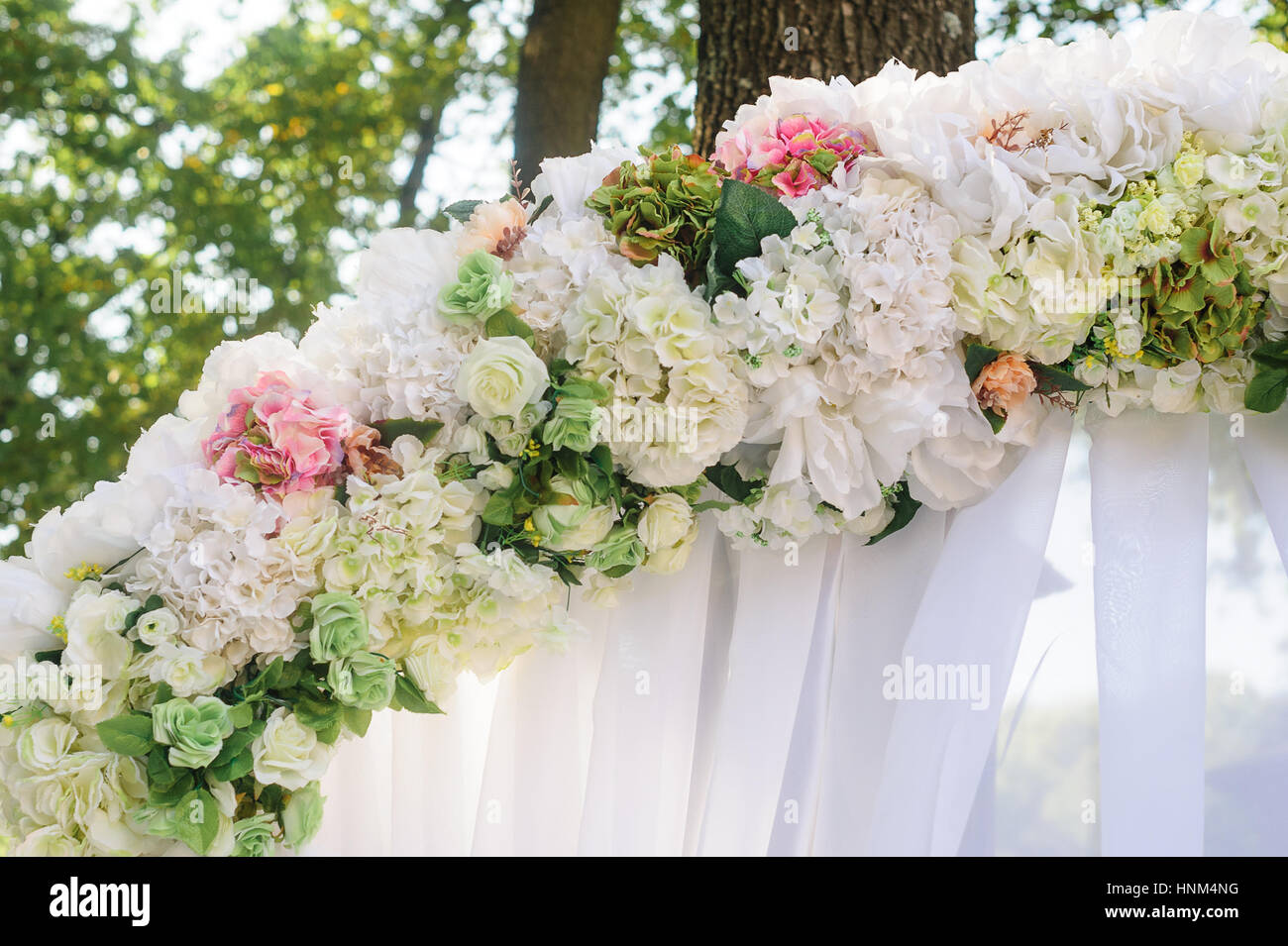 Element-Hochzeit-Bögen von weißen und rosa Blüten Nahaufnahme Stockfoto