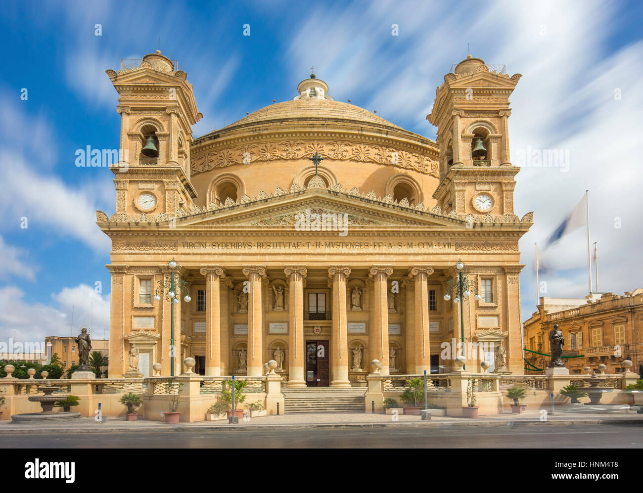 Mosta, Malta - die Kirche der Himmelfahrt der Muttergottes wissen auch bei Tageslicht mit bewegte Wolken als Mosta Dome Stockfoto