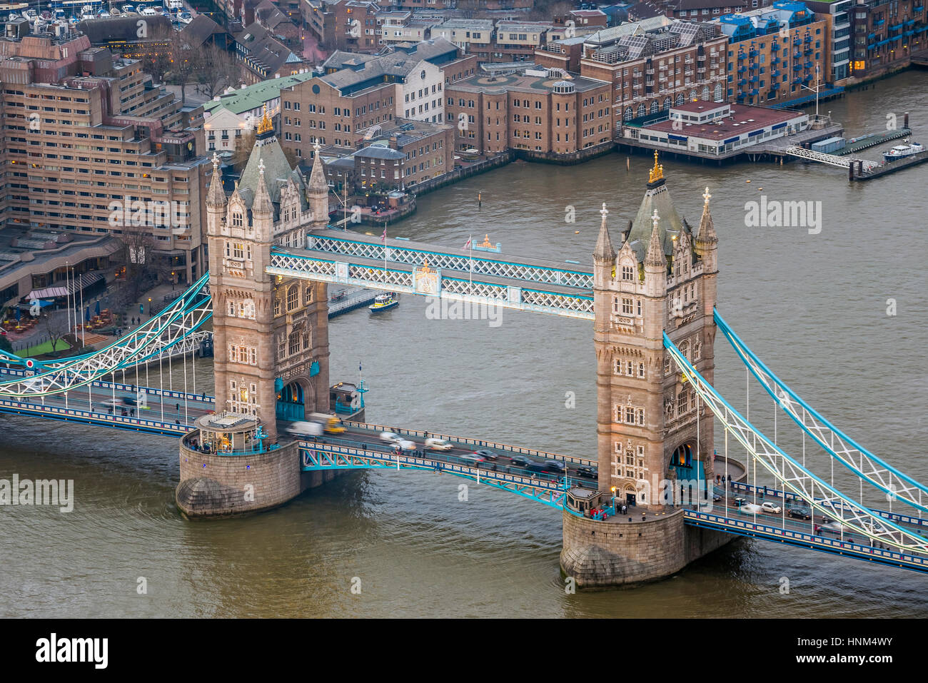 London, England - Luftbild von der weltweit berühmten Tower Bridge Stockfoto