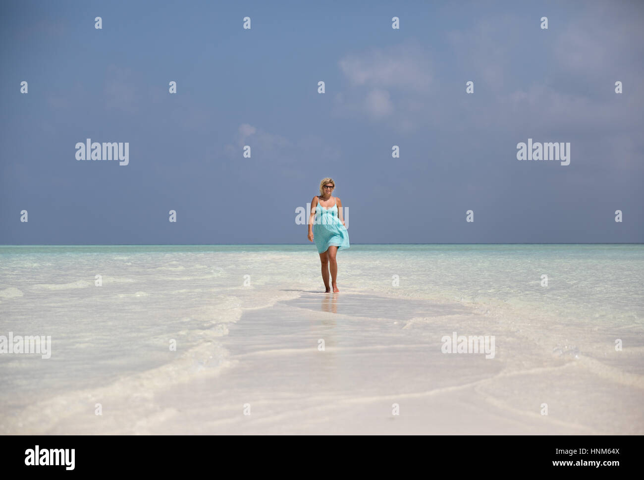 Schöne schwangere Frau ist zu Fuß über die Sandbank, Malediven Stockfoto