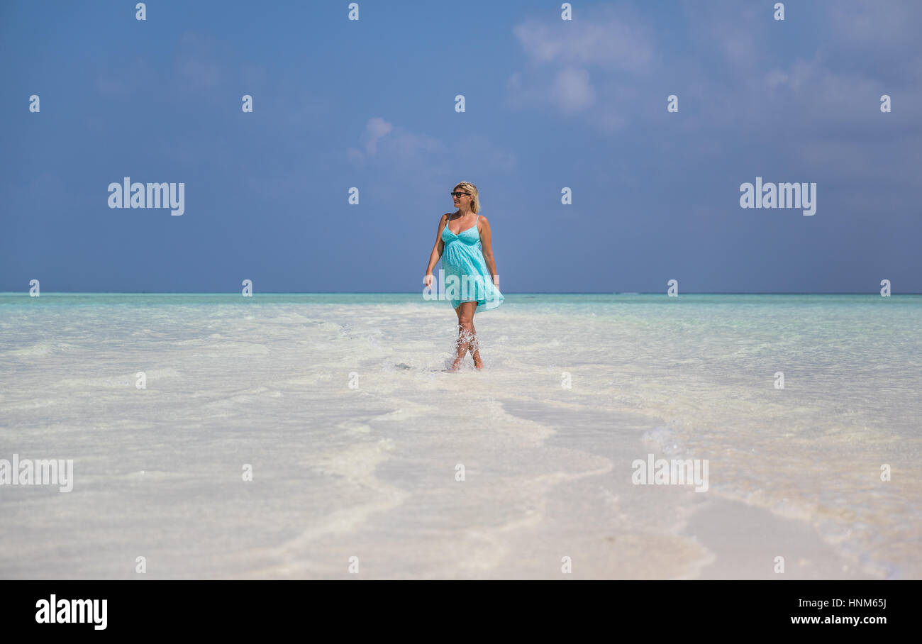 Schwangere Frau ist zu Fuß auf den Malediven Insel Stockfoto