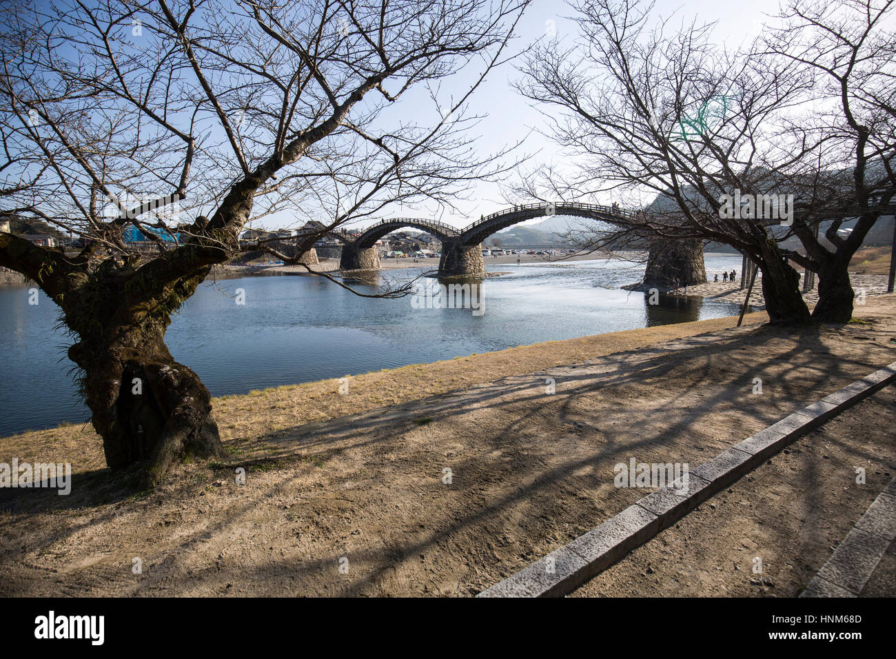 Die Kintai-Brücke (錦帯橋 Kintai-Kyō?) ist eine historische hölzerne Bogenbrücke in die Stadt Iwakuni in Yamaguchi-Präfektur, Japan. Stockfoto