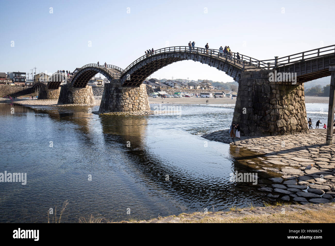 Die Kintai-Brücke (錦帯橋 Kintai-Kyō?) ist eine historische hölzerne Bogenbrücke in die Stadt Iwakuni in Yamaguchi-Präfektur, Japan. Stockfoto