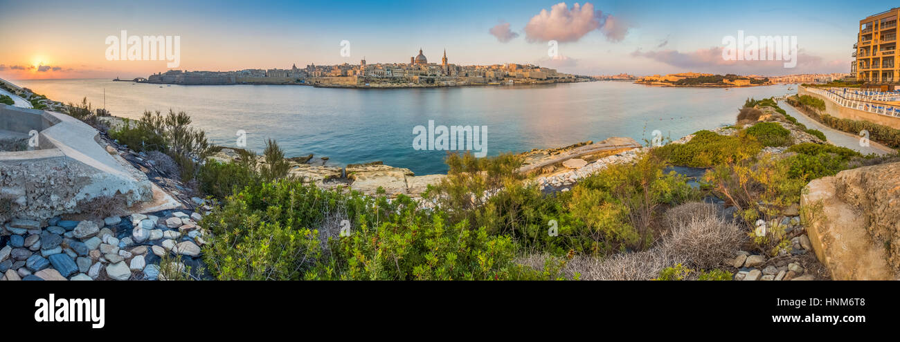 Valletta, Malta - Panorama Skyline Blick auf die antike Stadt Valletta mit St.Pau von Dom und St. Elmo Bay in den frühen Morgenstunden aus Sliem erschossen Stockfoto