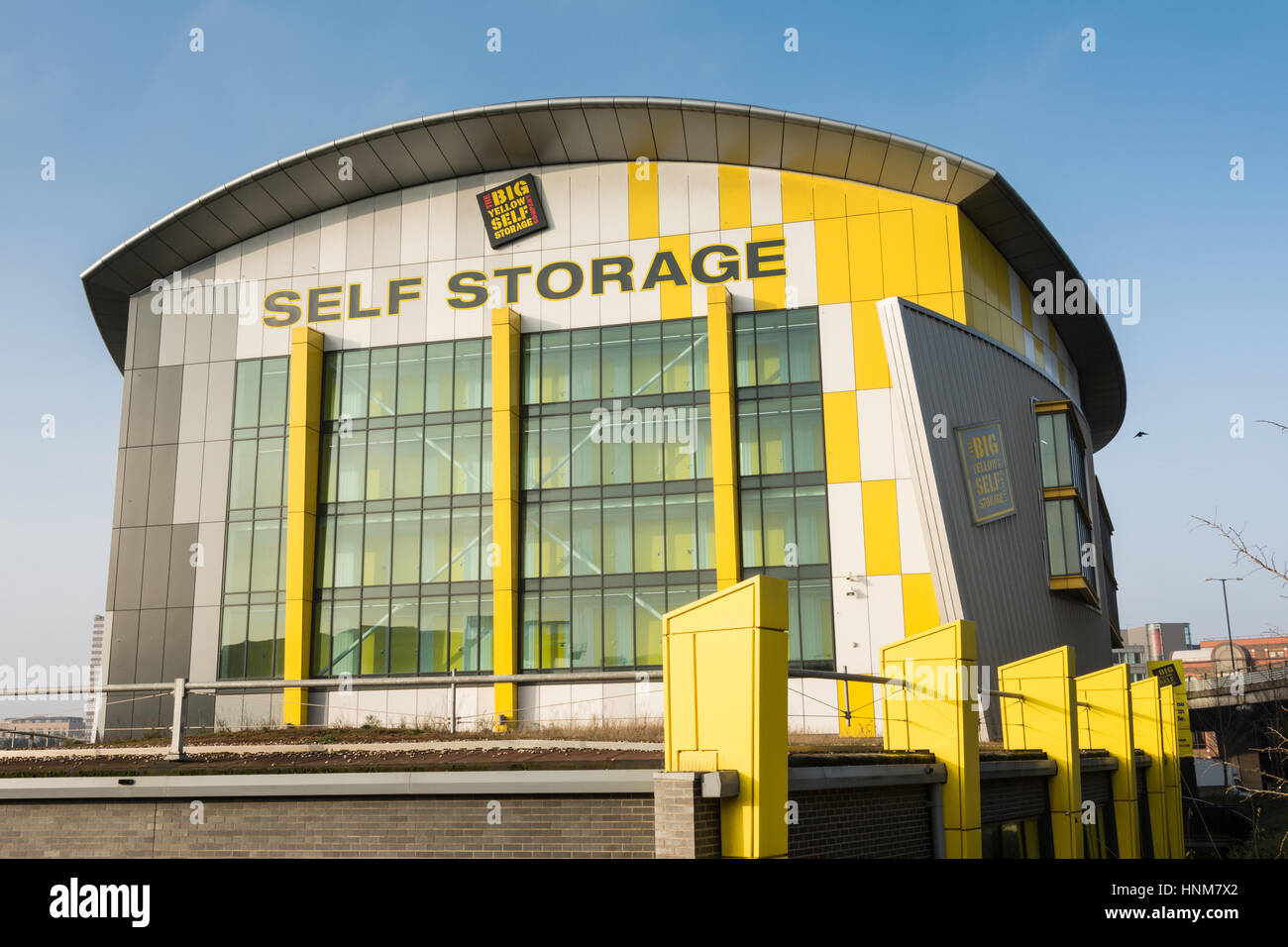 Große gelbe Self-Storage, Brentford, London, UK Stockfoto