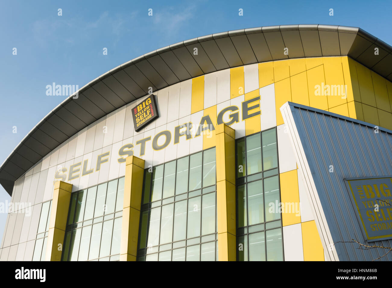 Große gelbe Self-Storage, Brentford, London, UK Stockfoto