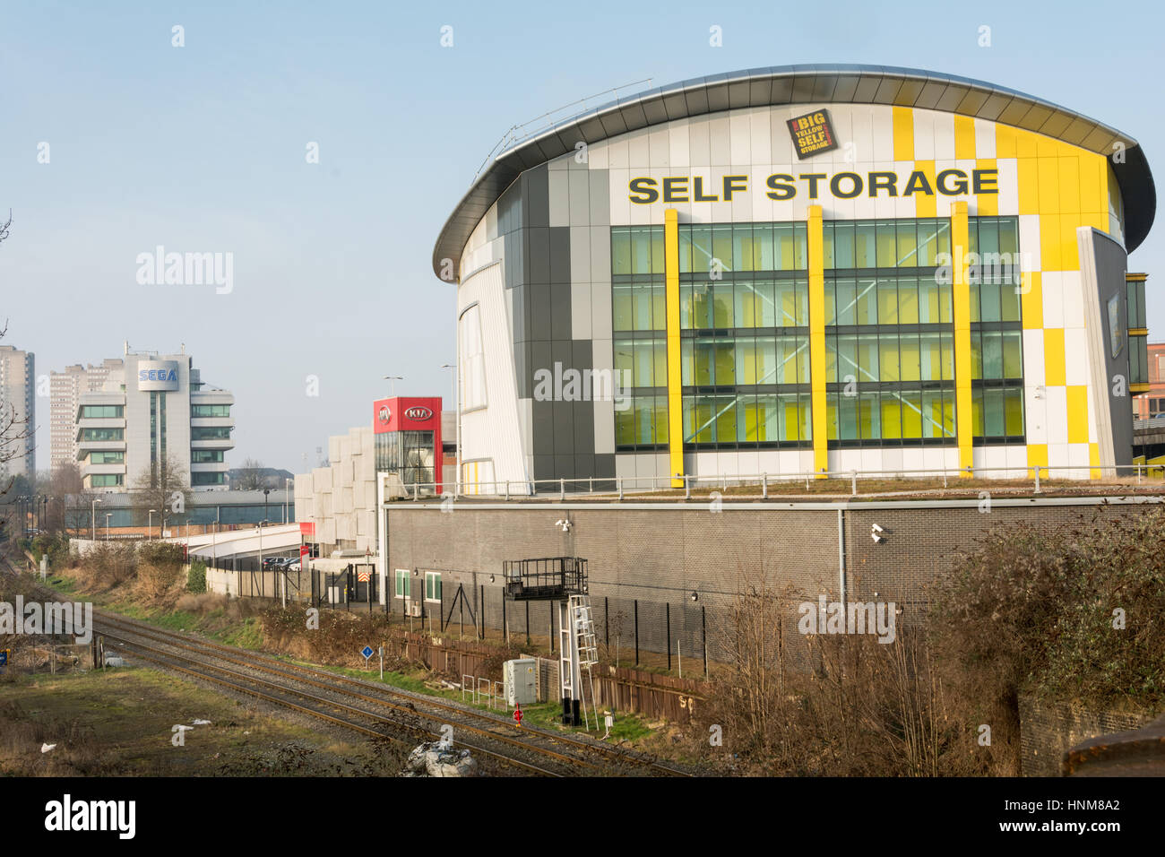 Große gelbe Self-Storage, Brentford, London, UK Stockfoto