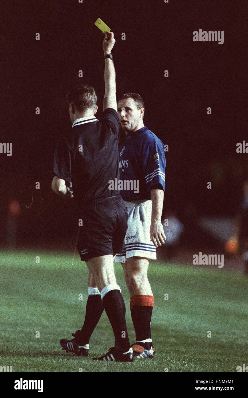 PAUL GASCOIGNE ist gebucht ABERDEEN V RANGERS 11. November 1995 Stockfoto