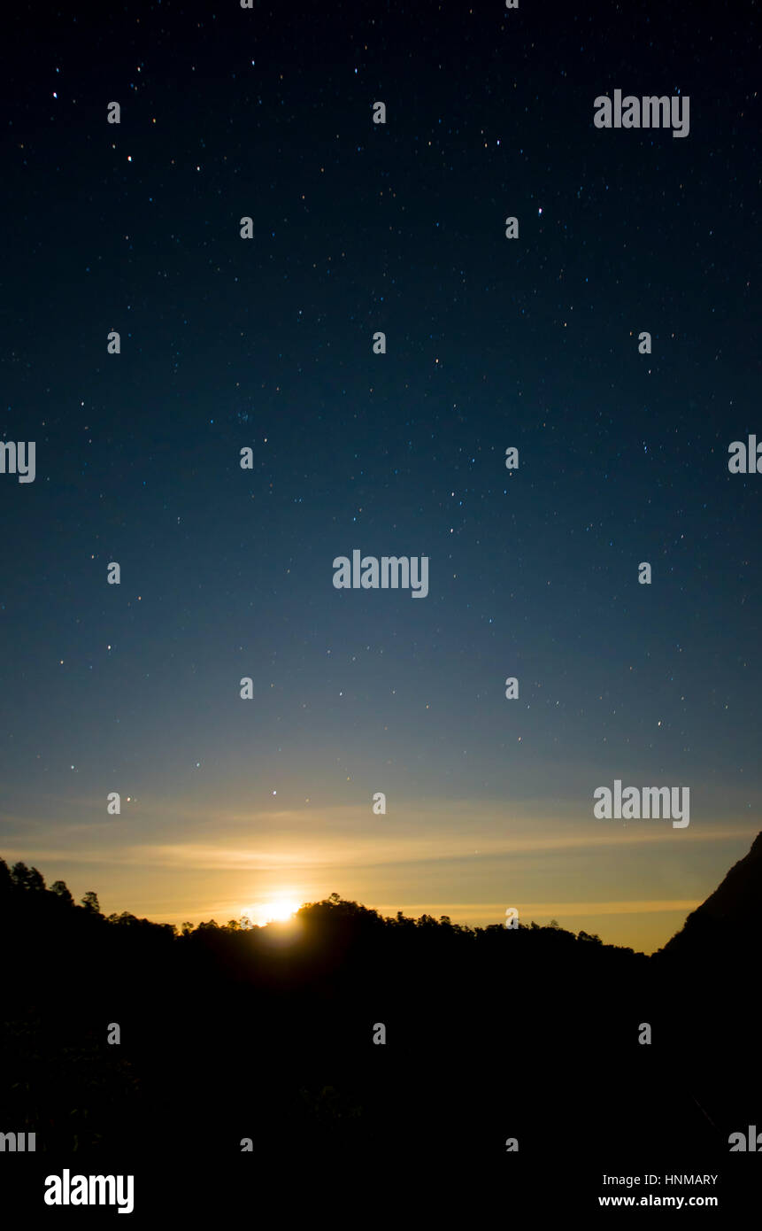 Die aufgehende Sonne hinter den Bergen des nördlichen Thailand. Stockfoto