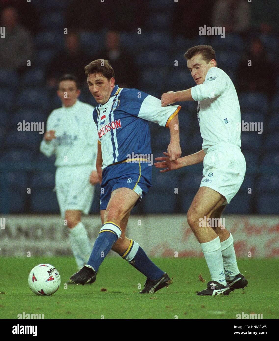 DAVID WETHERALL UND DAVID HIRST KOLLIDIEREN. SHEFF WED V LEEDS 16. Dezember 1995 Stockfoto