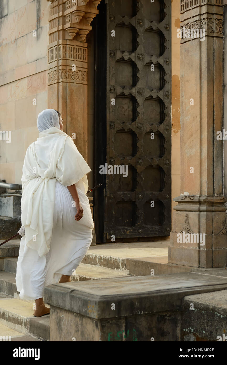 Jain Nonne auf der Pilgerfahrt zu den heiligen Palitana top im indischen Unionsstaat Gujarat in Indien Stockfoto