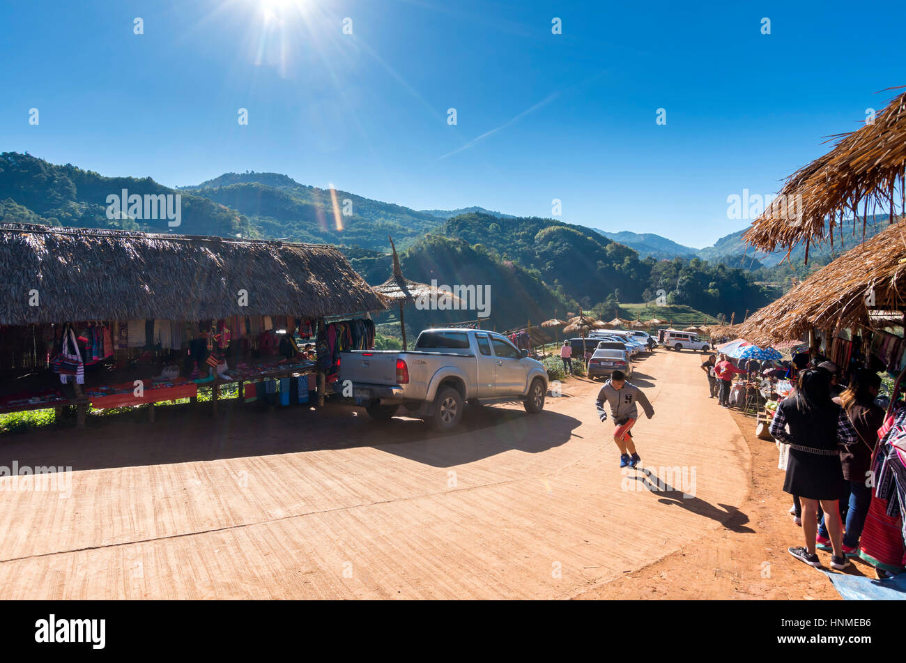Besucher auf dem Markt der Hügel Stamm Dorf in den Bergen von Nord-Thailand. Stockfoto