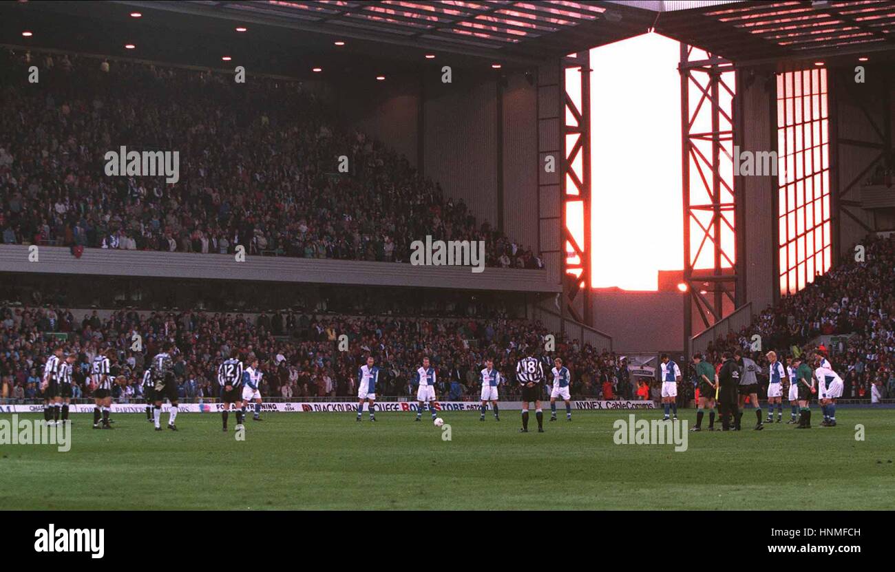 Mannschaften beobachten 2 Minuten Stille BLACKBURN ROVERS V BLACKBURN ROVERS V NEWCASTLE 8. Mai 1995 Stockfoto