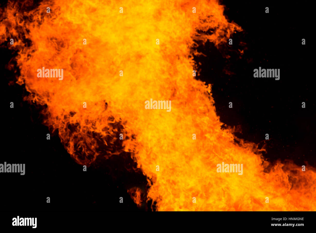 Feuer Flammen auf schwarzem Hintergrund Stockfoto