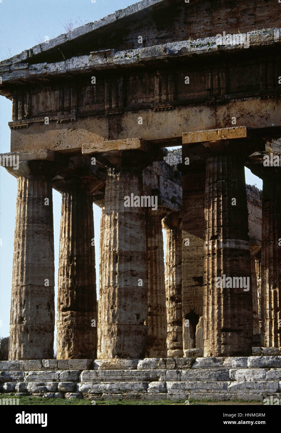 Magna Graecia. Paestum. Tempel der Hera II. Ostfassade. 5. Jahrhundert vor Christus. Dorischen Stil. Marmor. Italien. Stockfoto