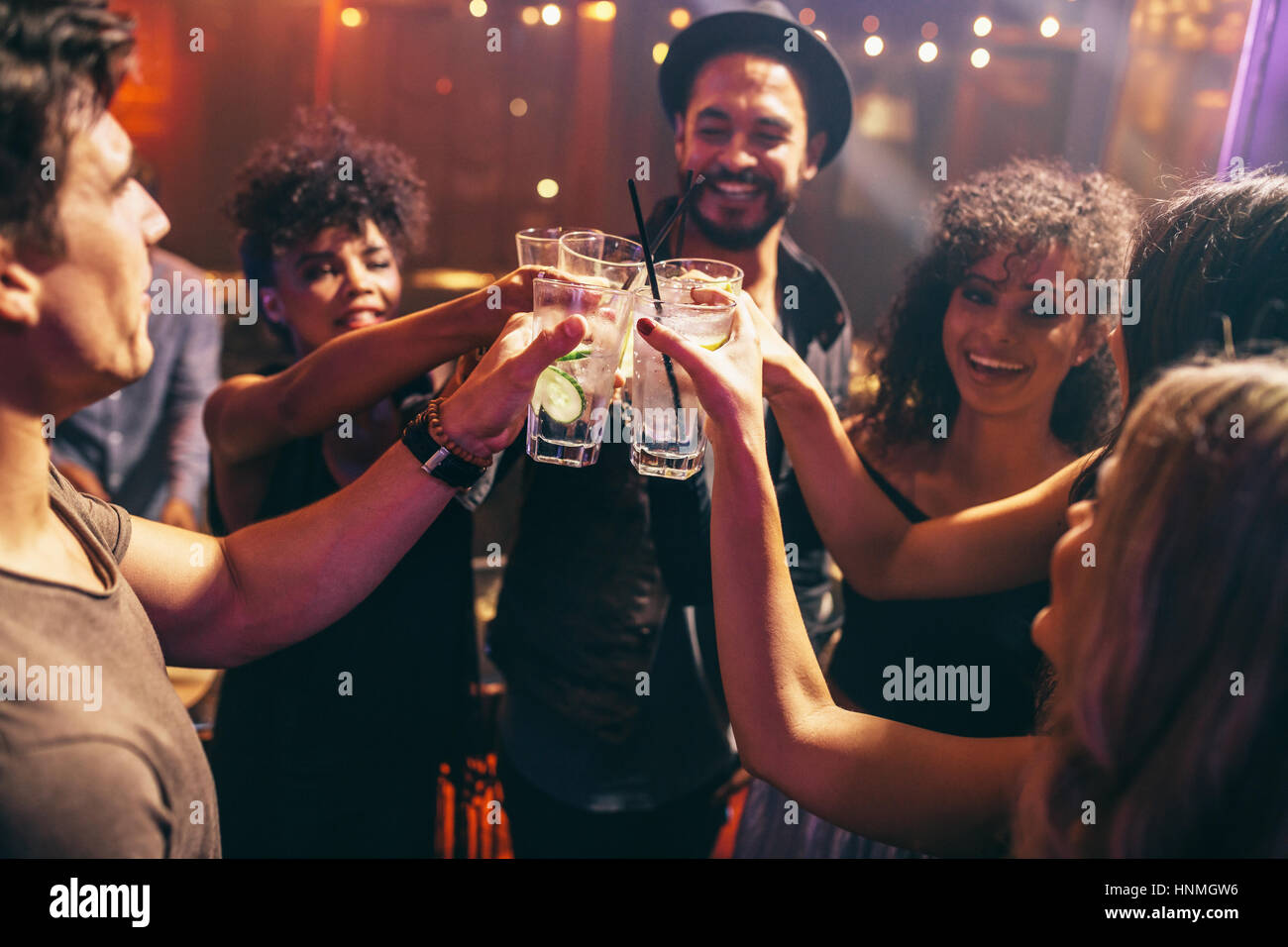 Gruppe von Freunden, die Getränke bei der Nacht-Club-Party. Junge Menschen in einer Bar genießen Cocktails toasten. Stockfoto