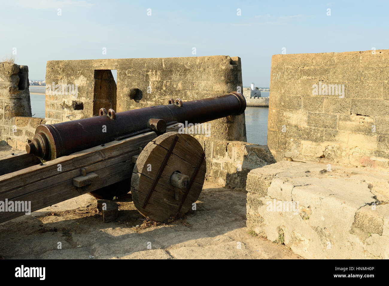 Kanonen Sie auf den Mauern des portugiesischen Forts in Diu Stadt im Bundesstaat Gujarat in Indien Stockfoto