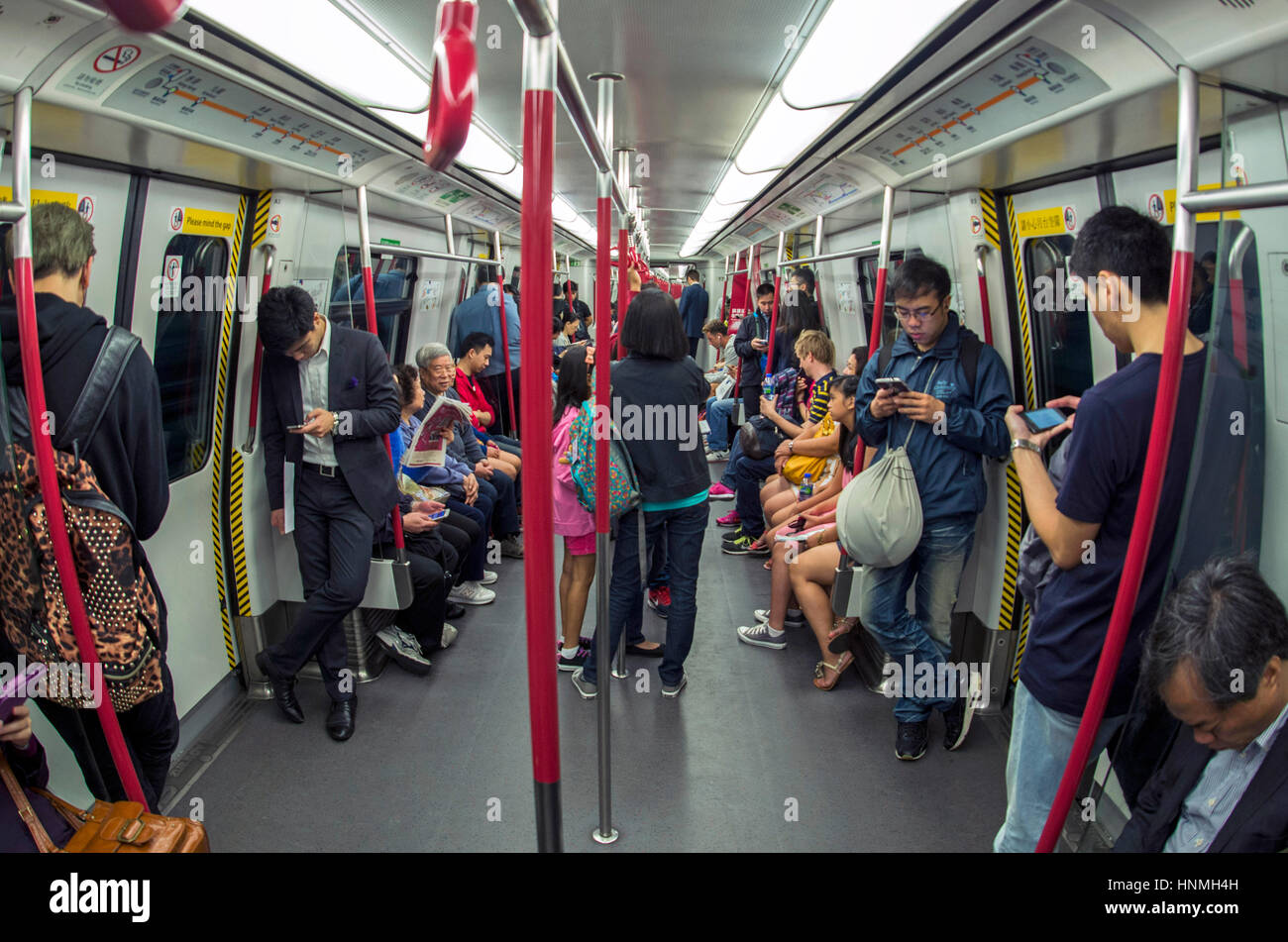 Fahrgäste in der u-Bahn in Hong Kong. Stockfoto