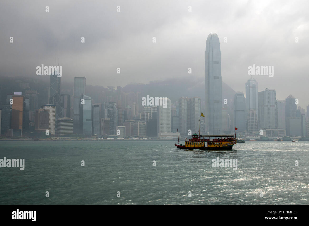 Mit der Fähre Passagiere im Kowloon Bay in Hongkong. Stockfoto