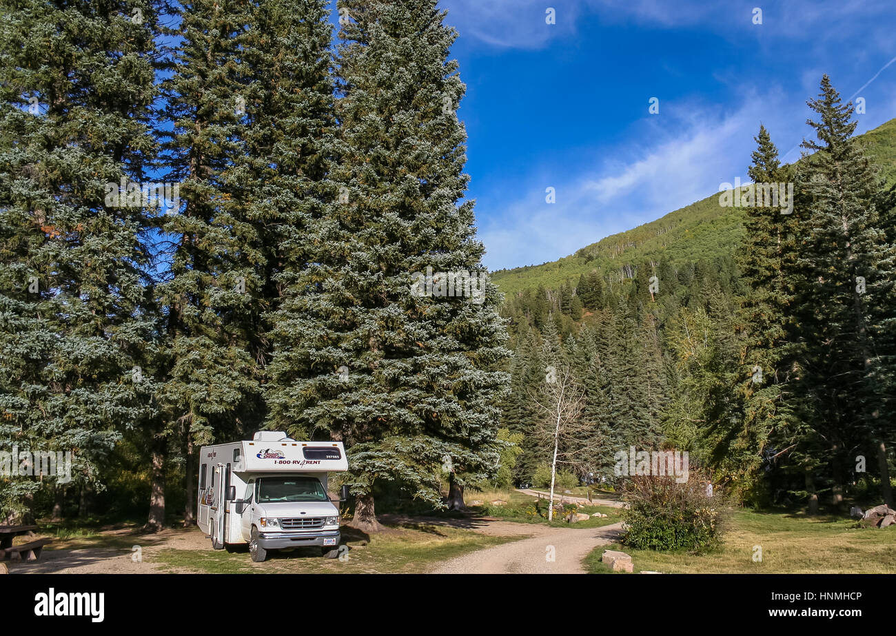 Wohnmobil auf einem nationalen Forrest-Campingplatz in den USA Stockfoto