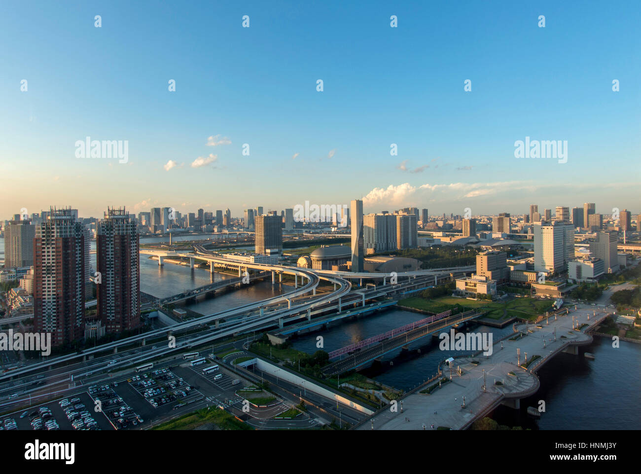 Stadtbild von Tokio vom Riesenrad auf der Insel Odaiba in Japan gesehen. Stockfoto