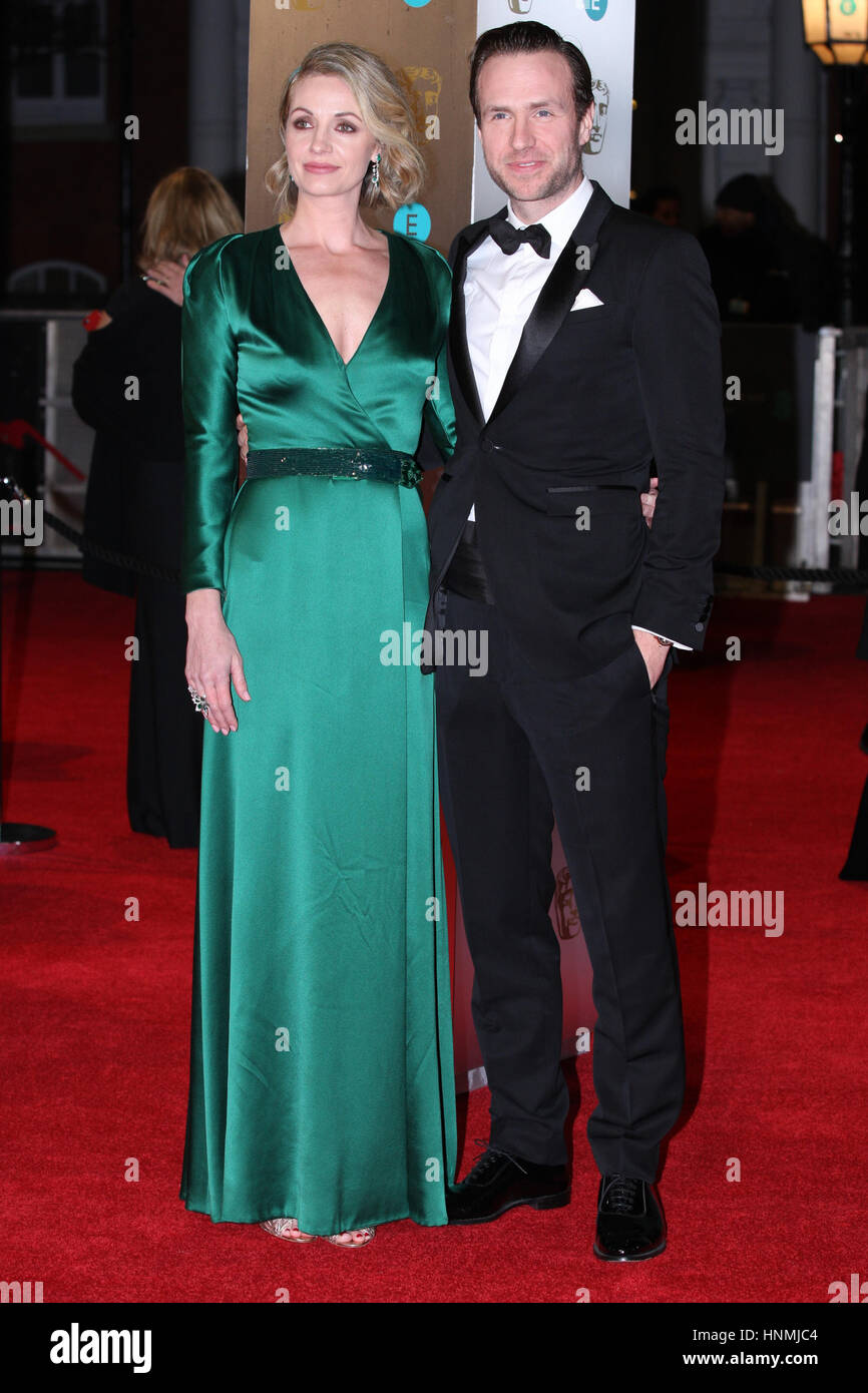 LONDON - 12. Februar 2017: Rafe Spall und Elize Du Toit der EE British Academy Film Awards (BAFTA) in der Royal Albert Hall in London am 12. Februar 2017 teilnehmen Stockfoto
