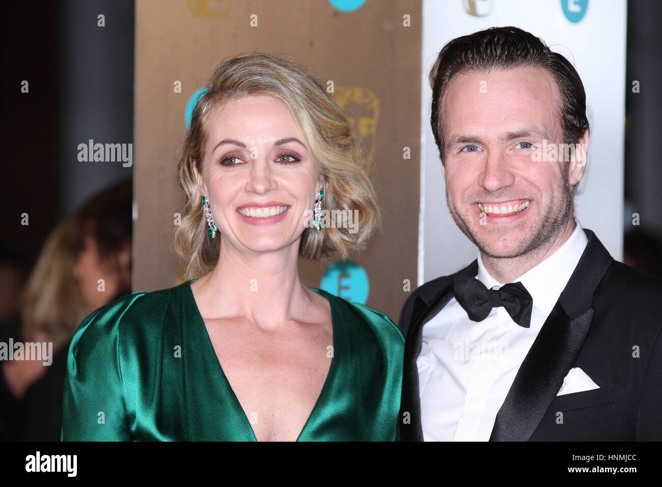 LONDON - 12. Februar 2017: Rafe Spall und Elize Du Toit der EE British Academy Film Awards (BAFTA) in der Royal Albert Hall in London am 12. Februar 2017 teilnehmen Stockfoto