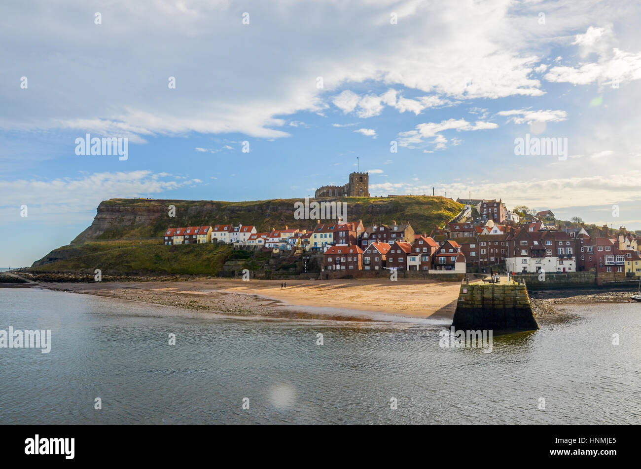 Kirche der Heiligen Maria über den Strand, die Seebrücke und das Meer in Whitby, North Yorkshire Stockfoto