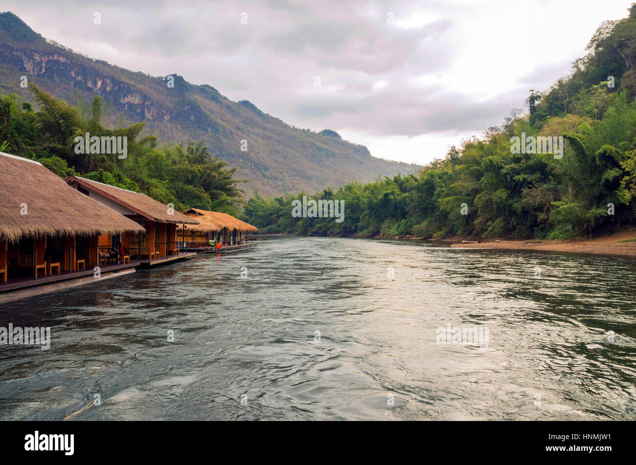 Riverside Resort am Fluss Kwai Noi in Kanchanaburi, Thailand. Stockfoto