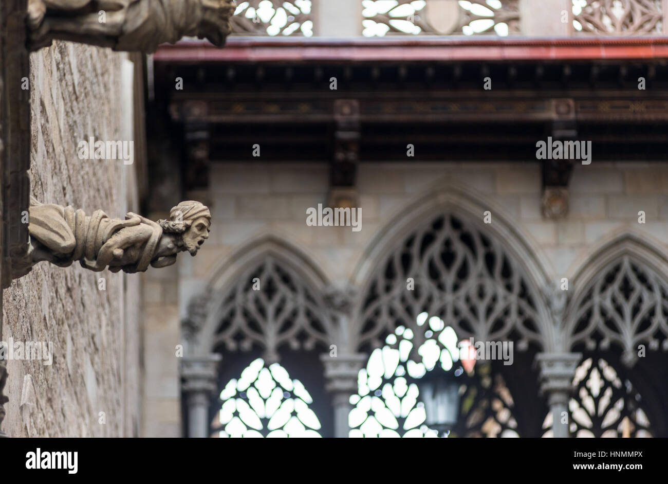 Barcelonas Seufzerbrücke Seitenfassade der Carrer del Bisbe, gotische Kathedrale La Catedral De La Santa Creu ich Santa Stockfoto