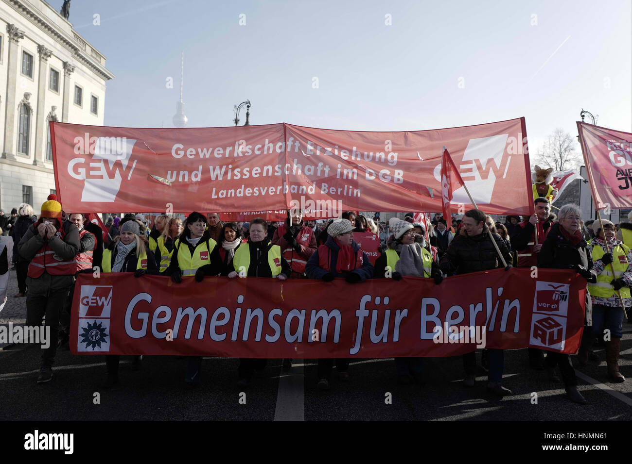 Berlin, Berlin, Deutschland. 14. Februar 2017. Rund 6000 Mitarbeiter im öffentlichen Dienst zeigen Rallye Berlin für mehr Lohn. Sie versammelten sich am Alexanderplatz und Rallye zum Brandenburger Tor. Teilnehmer von öffentlichen Verwaltungen, Schulen und Kindertagesstätten Zentren Nachfrage bis zu sechs Prozent mehr Lohn. Bisher hat der Tarifvertrag dies als zu hoch abgelehnt. Die nächste Verhandlungsrunde ist für Donnerstag geplant. Bildnachweis: Jan Scheunert/ZUMA Draht/Alamy Live-Nachrichten Stockfoto