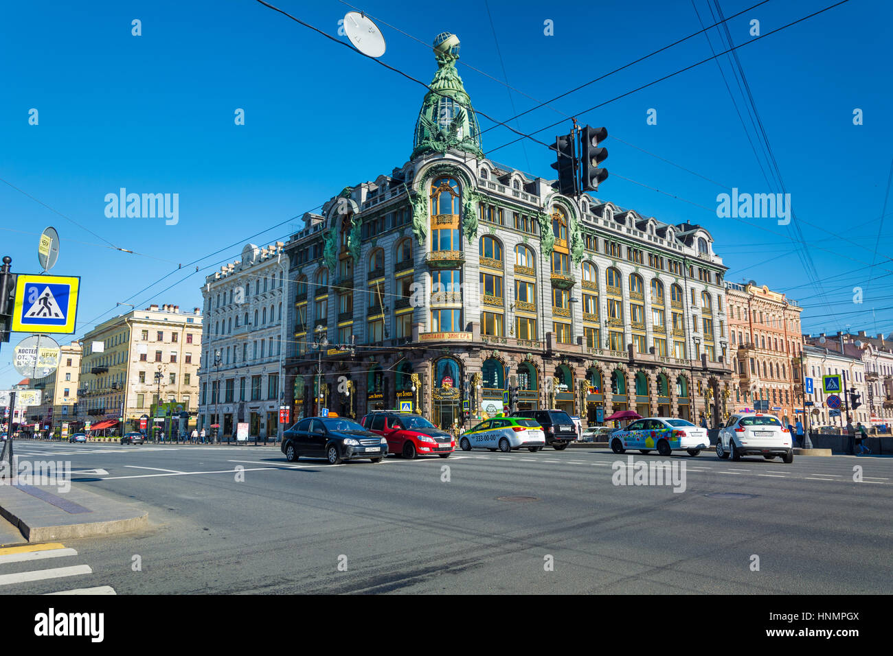 ST. PETERSBURG, Russland - 10. Juli 2016: Frontansicht des The Zinger Building, Sankt Petersburg, Russland. Stockfoto