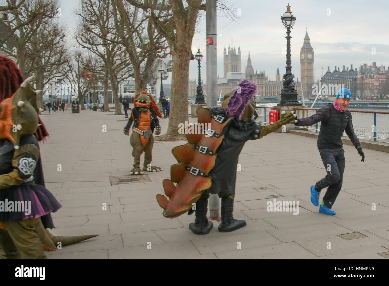 London, UK. 14. Februar 2017. Finnische Kinder-Rock-Band Hevisaurus interagieren mit Passanten außerhalb der Southbank Centre in London vor ihrer Leistung am nächsten Tag. Foto Datum: Dienstag, Feb 14, 2017. Bildnachweis sollte lauten: Roger Garfield/Alamy Live News Stockfoto