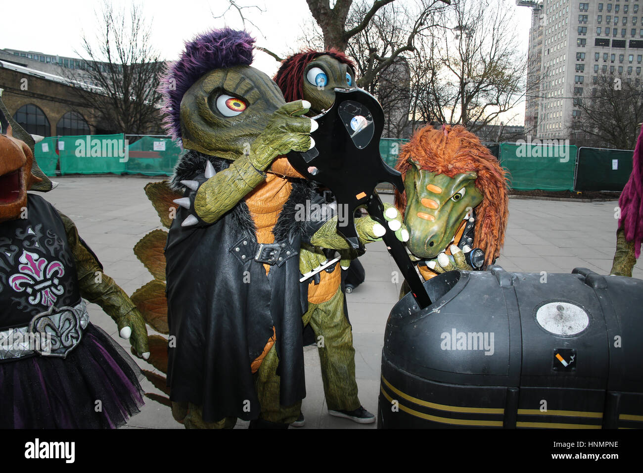 London, UK. 14. Februar 2017. Finnische Kinder-Rock-Band Hevisaurus für Fotos außerhalb der Southbank Centre in London vor ihrer Leistung am nächsten Tag darstellen. Foto Datum: Dienstag, Feb 14, 2017. Bildnachweis sollte lauten: Roger Garfield/Alamy Live News Stockfoto