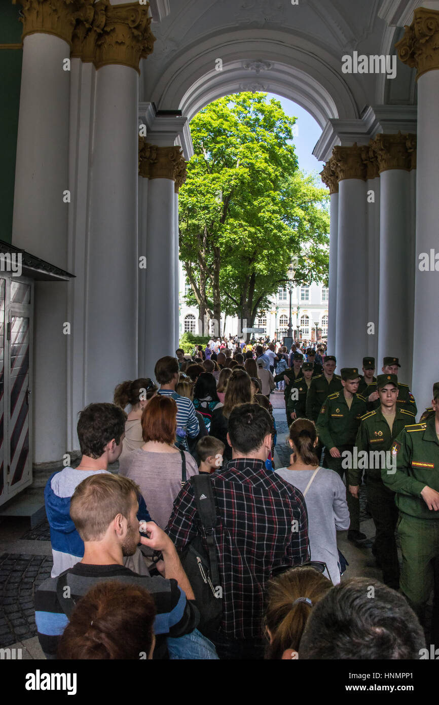 ST. PETERSBURG, Russland - 12. Juli 2016: Touristen Stand in der Warteschlange lange Stunden in der Eremitage, St. Petersburg, Russland Stockfoto