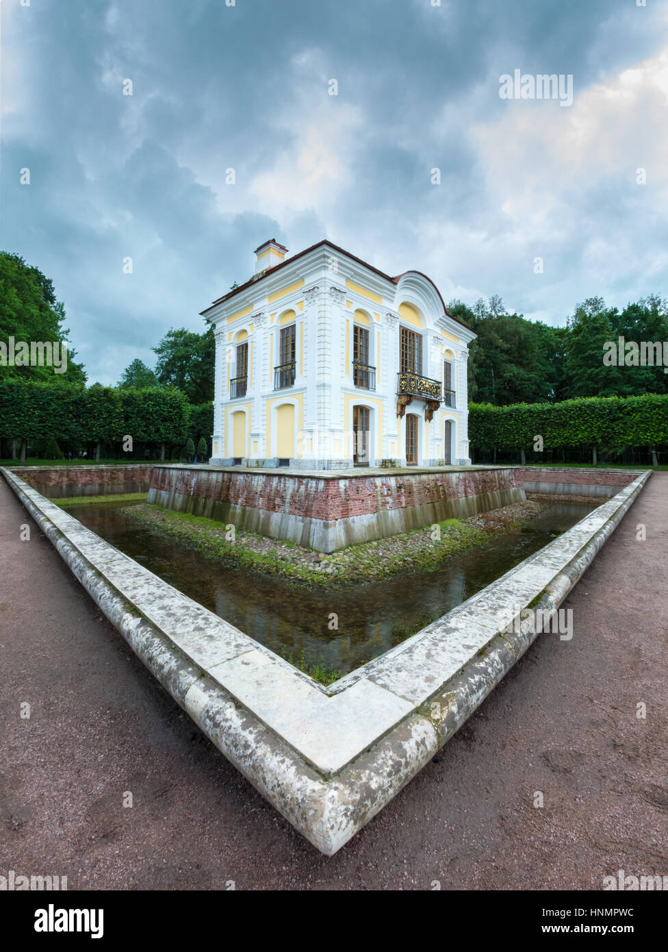 PETERHOF, Russland - 13. Juli 2016: Pavillon 'Hermitage' in Peterhof, fisheye erschossen, St. Petersburg, Russland Stockfoto