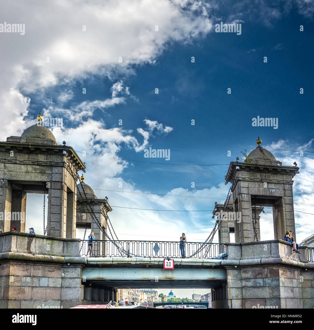 ST. PETERSBURG, Russland - 14. Juli 2016: Lomonossow-Brücke über den Fluss Fontanka Stockfoto