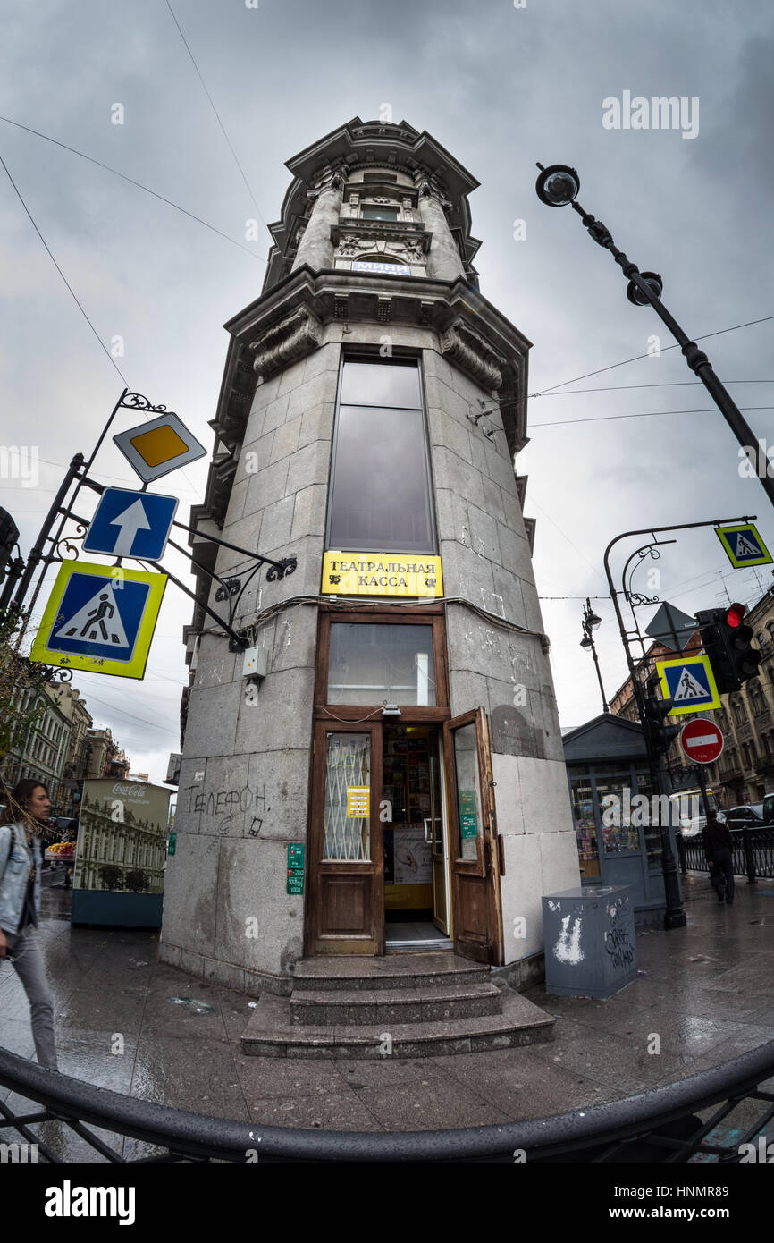 ST. PETERSBURG, Russland - 16. Juli 2016: Das Gebäude an der Ecke der fünf Ecken. Eines der Wahrzeichen der Stadt ist Appartement-Haus mit Turm Stockfoto