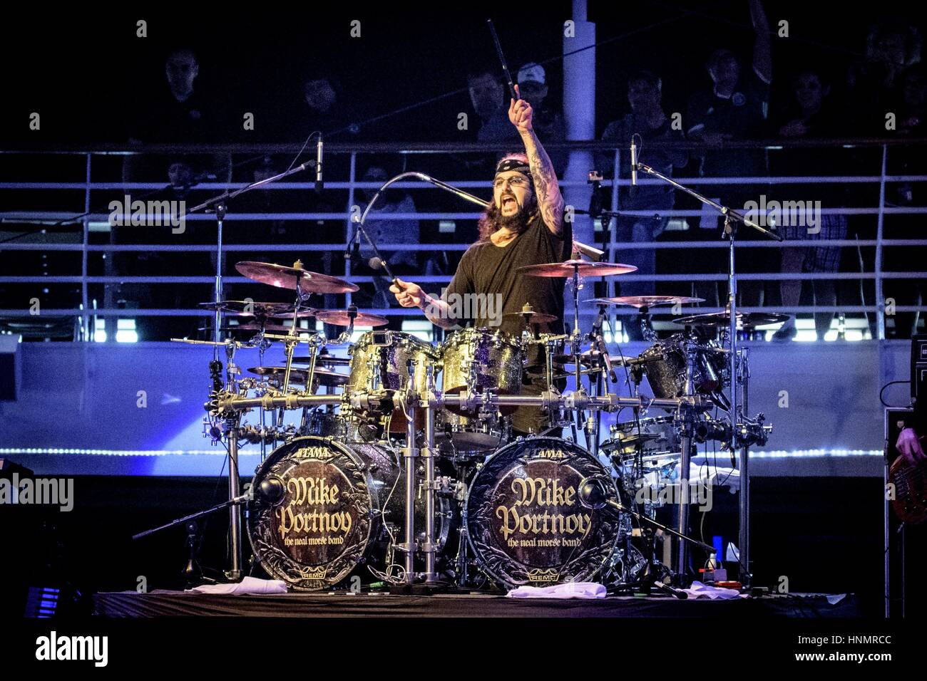 10. Februar 2017 - Toronto, Ontario, Kanada - legendäre Drummer MIKE PORTNOY feierte seinen bevorstehenden 50. Geburtstag Durchführung Traum Theaterâ€ ˜s lebe "12 Schritt Suite" zum ersten Mal überhaupt an Bord der Kreuzfahrt an den Rand. Seine Band bestand aus: CHARLIE GRIFFITHS, CONNER grün, DANIEL GILDENLÃ-W, DIEGO TEJEIDACTTE, ERIC GILLETTE, RICHARD HENSHALL, ROSS JENNINGS, TED LEONARD, TONY LEVIN (Credit-Bild: © Igor Vidyashev über ZUMA Draht) Stockfoto