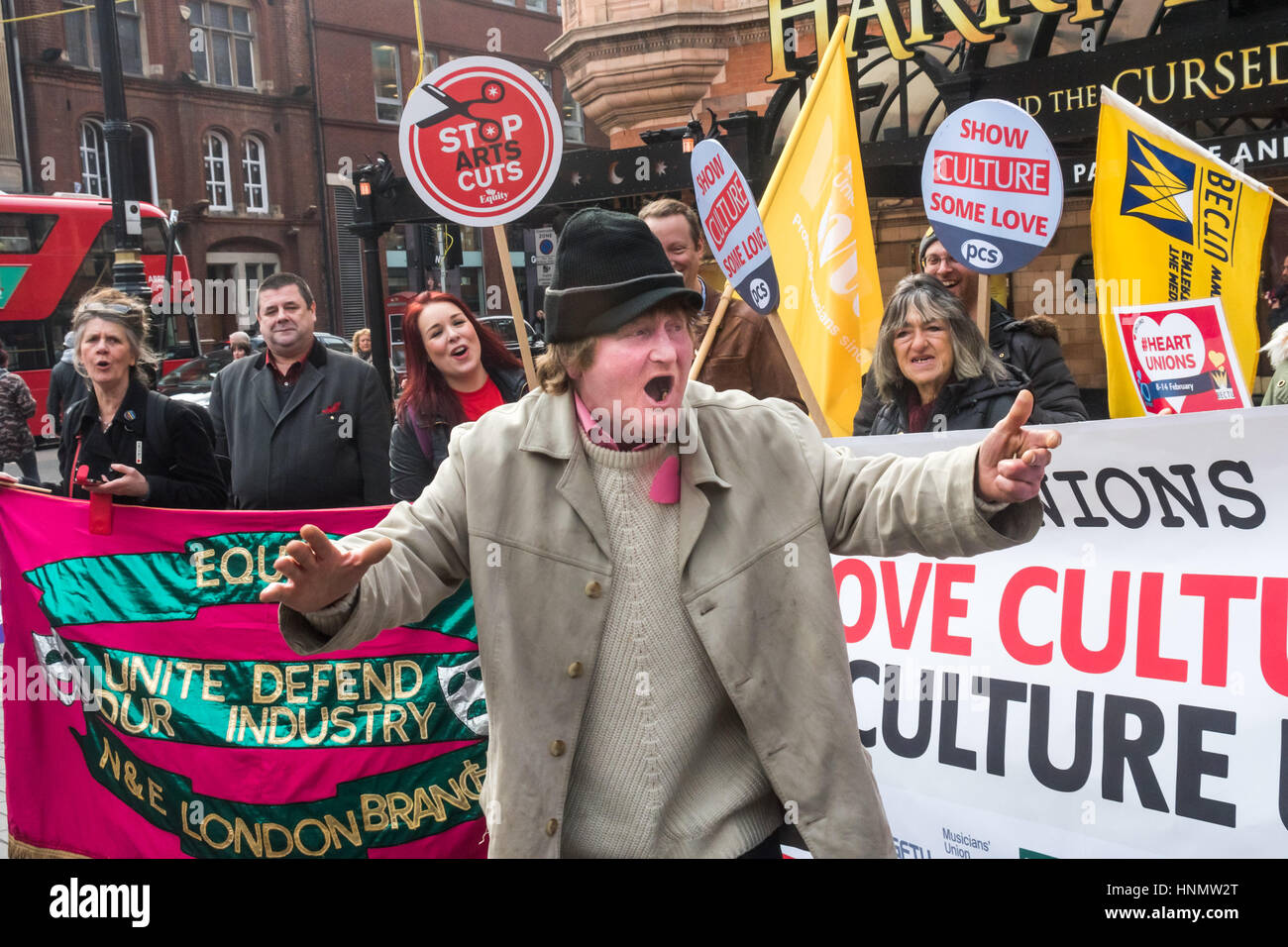 London, UK. 14. Februar 2017. Vor dem Palast-Theater, eine irische "Kobold" mit "Kultur Show Some Love-Kampagne zusammen", "Danny Boy" durchzuführen. Der Rundgang durch Institutionen am Valentinstag war Londons reiche kulturelle Erbe, ein Teil der "Herz-Gewerkschaften" Woche feiern. Bildnachweis: Peter Marshall/Alamy Live-Nachrichten Stockfoto