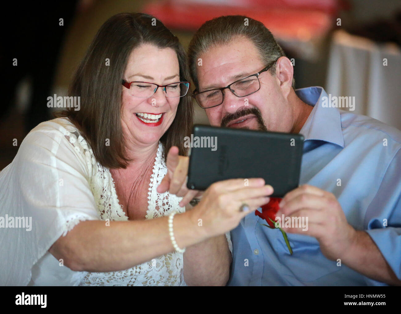 Florida, USA. 14. Februar 2017. Karen Castle und Glenn Feinstein nehmen eine Selfie vor dem Start einer Valentinstag Gruppe Hochzeitszeremonie unter der Leitung von Palm Beach County Clerk & Comptroller Sharon Bock am National Croquet Center in West Palm Beach Dienstag, 14. Februar 2017. Insgesamt 36 Paare der Knoten gebunden. Bildnachweis: Bruce R. Bennett/der Palm Beach Post/ZUMA Draht/Alamy Live-Nachrichten Stockfoto